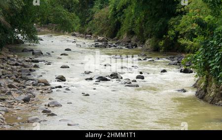 10. Februar 2022, Bogor, West-java, indonesien: Cikaniki River, Das sich in der Nähe der Minen von ANTAM, Pongkor, West Java befindet (Bildquelle: © Denny Pohan/ZUMA Press Wire) Stockfoto