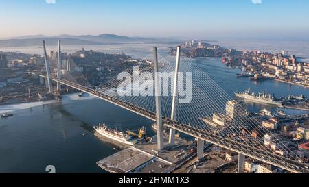 Wladiwostok, Russland - 24. Januar 2022: Blick auf die Stadt und die Brücke über die Bucht des Goldenen Horns. Draufsicht. Stockfoto