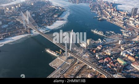 Wladiwostok, Russland - 24. Januar 2022: Blick auf die Stadt und die Brücke über die Bucht des Goldenen Horns. Draufsicht. Stockfoto