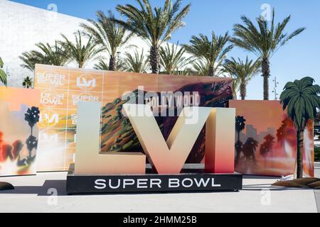 Inglewood, USA. 10th. Februar 2022. Ein Logo für den Super Bowl LVI steht vor dem SoFi Stadium in Inglewood, einem Stadion südlich von Los Angeles, in dem die Los Angeles Rams die Cincinnati Bengals für die NFL-Meisterschaft spielen. Quelle: Maximilian Haupt/dpa/Alamy Live News Stockfoto