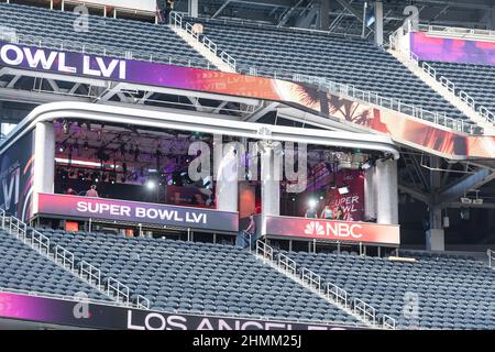 Inglewood, USA. 10th. Februar 2022. Das Fernsehstudio des Senders NBC wird im SoFi Stadium in Inglewood eingerichtet. Im Stadion südlich von Los Angeles spielen die Los Angeles Rams im Super Bowl LVI gegen die Cincinnati Bengals. Quelle: Maximilian Haupt/dpa/Alamy Live News Stockfoto