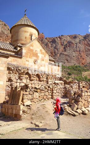 Weibliche Besucherin, die Fotos von der Surb Karapet oder der St. John the Baptist Kirche im Noravank Klosterkomplex, Armenien, macht Stockfoto