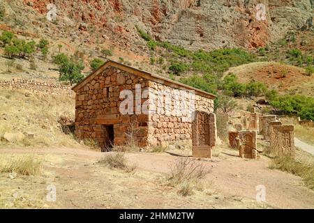 Surb Grigor-Kapelle und alte Khachkars oder armenische Kreuzsteine im Kloster Noravank, Provinz Vayots Dzor, Armenien Stockfoto