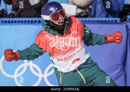 Zhangjiakou, Chinas Provinz Hebei. 11th. Februar 2022. Scotty James aus Australien reagiert während des Männer-Snowboard-Halbpipe-Finales im Genting Snow Park in Zhangjiakou, der nordchinesischen Provinz Hebei, am 11. Februar 2022. Quelle: Wu Zhuang/Xinhua/Alamy Live News Stockfoto