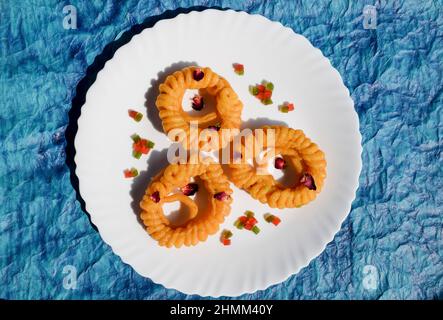 Imarti Süßigkeiten, beliebtes süßes Gericht aus Indien. Kreisförmige Dessert in Spiralform mit Urad dal Mehle und Zuckersirup. Serviert und gegessen während des Festes Stockfoto