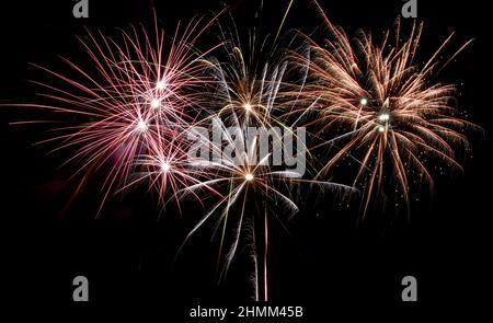 Buntes Feuerwerk am Nachthimmel Stockfoto
