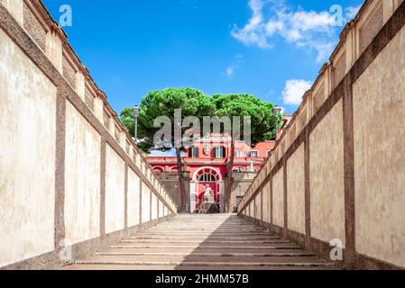 Die hintere Außentreppe des Palazzo Barberini, die in den geheimen Garten führt. Es handelt sich um einen Palast aus dem 17th. Jahrhundert in Rione Trevi, Rom, Italien. Stockfoto