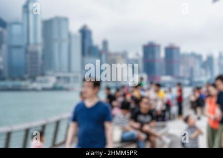 Verschwommener abstrakter Hintergrund von Menschen, die in Hongkong auf der Straße spazieren Stockfoto