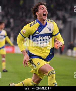 Turin. 10th. Februar 2022. Dusan Vlahovic von Juventus feiert das eigene Tor von Sassuolo während des Viertelfinalspiels des FC Juventus und Sassuolo in Turin, Italien, am 10. Februar 2022. Quelle: Federico Tardito/Xinhua/Alamy Live News Stockfoto