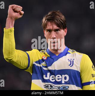 Turin. 10th. Februar 2022. Dusan Vlahovic von Juventus feiert das eigene Tor von Sassuolo während des Viertelfinalspiels des FC Juventus und Sassuolo in Turin, Italien, am 10. Februar 2022. Quelle: Federico Tardito/Xinhua/Alamy Live News Stockfoto