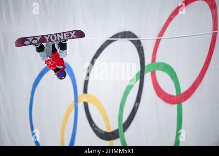 Zhangjiakou, Chinas Provinz Hebei. 11th. Februar 2022. Totsuka Yuto tritt beim Männer-Snowboard-Halbpipe-Finale im Genting Snow Park in Zhangjiakou, der nordchinesischen Provinz Hebei, am 11. Februar 2022 an. Quelle: Feng Kaihua/Xinhua/Alamy Live News Stockfoto