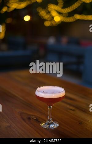 Pink lecker Cocktail mit Schaum in Mister Glas auf dem Holztisch. Nahaufnahme Foto, Balken. Hochwertige Fotos Stockfoto