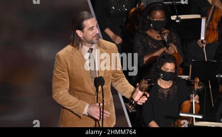 Inglewood, Usa. 11th. Februar 2022. Packer Quarterback Aaron Rodgers nimmt den NFL MVP Award zum zweiten Mal in Folge während der NFL Honors, ABC Live-Sendung, die am Donnerstag, 10. Februar 2022, im You Tube Theater in Inglewood California stattfand, entgegen. Foto von Jim Ruymen/UPI Credit: UPI/Alamy Live News Stockfoto