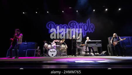 Miami, Vereinigte Staaten Von Amerika. 10th. Februar 2022. HOLLYWOOD, FL - 10. FEBRUAR: Roger Glover, Ian Paice, Ian Gillan, Don Airey und Steve Morse von Deep Purple treten während des Deep Purple Konzerts im Hard Rock Live im Seminole Hard Rock Hotel & Casino am 10. Februar 2022 in Hollywood, Florida, auf. (Foto von Alberto E. Tamargo/Sipa USA) Quelle: SIPA USA/Alamy Live News Stockfoto