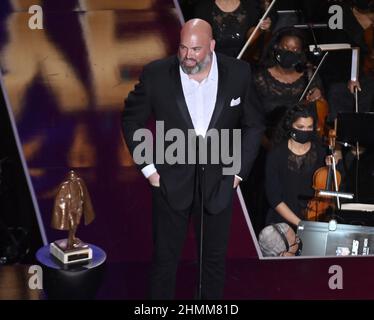 Inglewood, Usa. 11th. Februar 2022. Rams' Tackle Andrew Whitworth nimmt den Walter Payton NFL man of the Year Award während der NFL Honors, ABC Live-Übertragung, entgegen, die am Donnerstag, 10. Februar 2022, im You Tube Theatre in Inglewood California stattfand. Foto von Jim Ruymen/UPI Credit: UPI/Alamy Live News Stockfoto