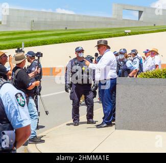 Der „Konvoi nach Canberra“-Coronavirus-Protest fand auf dem Capital Hill zwischen dem Alten und dem Neuen Parlament in Canberra, Australien, statt Stockfoto