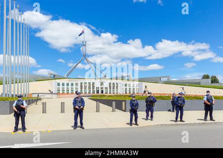 Der „Konvoi nach Canberra“-Coronavirus-Protest fand auf dem Capital Hill zwischen dem Alten und dem Neuen Parlament in Canberra, Australien, statt Stockfoto