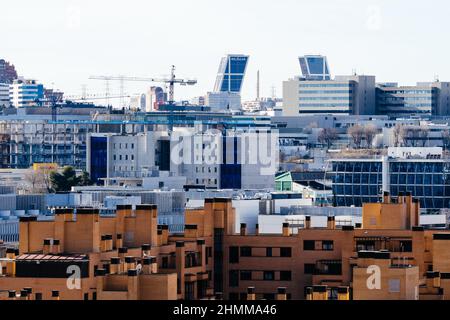 Madrid, Spanien - 01. Januar 2022: Stadtbild von Madrid. Wohn- und Bürogebäude im Viertel Las Tablas Stockfoto