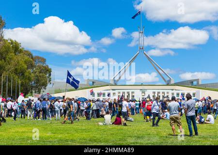 Der „Konvoi nach Canberra“-Coronavirus-Protest fand auf dem Capital Hill zwischen dem Alten und dem Neuen Parlament in Canberra, Australien, statt Stockfoto