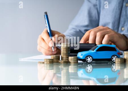 Blue Toy Car Vor Geschäftsleuten, Die Darlehen Berechnen Stockfoto