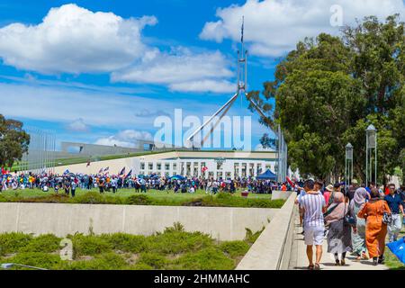 Der „Konvoi nach Canberra“-Coronavirus-Protest fand auf dem Capital Hill zwischen dem Alten und dem Neuen Parlament in Canberra, Australien, statt Stockfoto