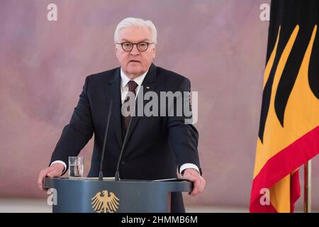 Berlin, Deutschland. 11th. Februar 2022. ARCHIVFOTO: Die Bundesversammlung wählt am Sonntag einen neuen Bundespräsidenten. Bundespräsident Frank-Walter STEINMEIER hält eine Rede, spricht, spricht, spricht, spricht, Halbfigur, Halbfigur, Ernennung der Mitglieder des zukünftigen Bundeskabinetts im Schloss Bellevue am 14th. März 2018. ¬ Credit: dpa/Alamy Live News Stockfoto