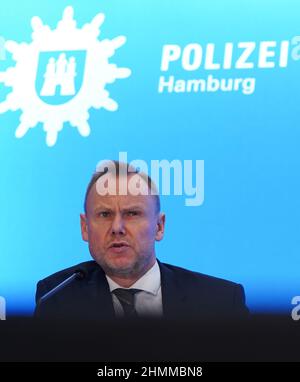 Hamburg, Deutschland. 10th. Februar 2022. Andy Grote (SPD), Senator für Inneres und Sport, spricht bei der Vorstellung der Kriminalstatistik 2021 vor der Polizeizentrale. Die Kriminalität in Hamburg ist zum sechsten Mal in Folge zurückgegangen. Kredit: Marcus Brandt/dpa/Alamy Live Nachrichten Stockfoto