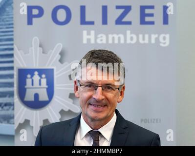 Hamburg, Deutschland. 10th. Februar 2022. Polizeichef Ralf Martin Meyer steht nach der Vorlage der Kriminalstatistik 2021 in der Polizeizentrale vor dem Schriftzug "Polizei Hamburg". Die Kriminalität in Hamburg ist zum sechsten Mal in Folge zurückgegangen. Kredit: Marcus Brandt/dpa/Alamy Live Nachrichten Stockfoto