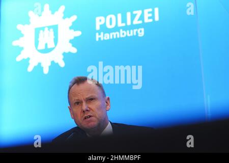 Hamburg, Deutschland. 10th. Februar 2022. Andy Grote (SPD), Senator für Inneres und Sport, Polizeipräsident Ralf Martin Meyer und Mirko Streiber, Leiter des Landeskriminalamtes (LKA), stellen die Kriminalstatistik 2021 in der Polizeizentrale vor. Kredit: Marcus Brandt/dpa/Alamy Live Nachrichten Stockfoto