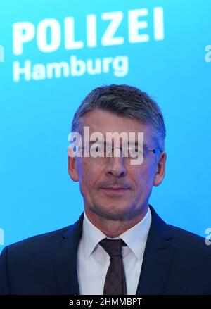 Hamburg, Deutschland. 10th. Februar 2022. Polizeichef Ralf Martin Meyer steht nach der Vorlage der Kriminalstatistik 2021 in der Polizeizentrale vor dem Schriftzug "Polizei Hamburg". Die Kriminalität in Hamburg ist zum sechsten Mal in Folge zurückgegangen. Die Zahl der registrierten Verbrechen ist im vergangenen Jahr um acht Prozent auf 186.403 gesunken, so die neue Kriminalitätsstatistik der Polizei. Kredit: Marcus Brandt/dpa/Alamy Live Nachrichten Stockfoto