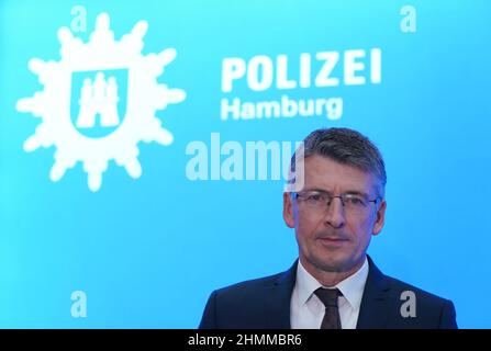 Hamburg, Deutschland. 10th. Februar 2022. Polizeichef Ralf Martin Meyer steht nach der Vorlage der Kriminalstatistik 2021 in der Polizeizentrale vor dem Schriftzug "Polizei Hamburg". Die Kriminalität in Hamburg ist zum sechsten Mal in Folge zurückgegangen. Kredit: Marcus Brandt/dpa/Alamy Live Nachrichten Stockfoto