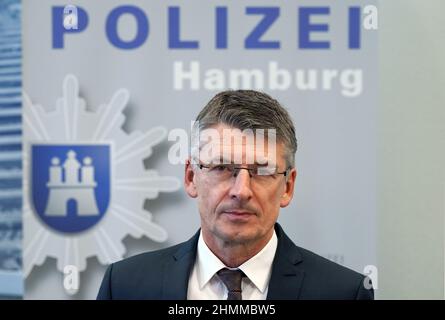 Hamburg, Deutschland. 10th. Februar 2022. Polizeichef Ralf Martin Meyer steht nach der Vorlage der Kriminalstatistik 2021 in der Polizeizentrale vor dem Schriftzug "Polizei Hamburg". Die Kriminalität in Hamburg ist zum sechsten Mal in Folge zurückgegangen. Kredit: Marcus Brandt/dpa/Alamy Live Nachrichten Stockfoto