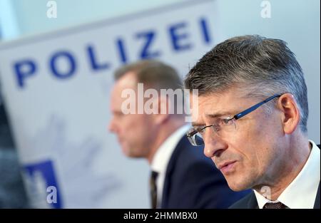 Hamburg, Deutschland. 10th. Februar 2022. Polizeipräsident Ralf Martin Meyer (r) und Andy Grote (SPD), Senator für Inneres und Sport, beantworten Fragen von Medienvertretern nach der Vorlage der Kriminalstatistik 2021 im Polizeipräsidium. Die Kriminalität in Hamburg ist zum sechsten Mal in Folge zurückgegangen. Kredit: Marcus Brandt/dpa/Alamy Live Nachrichten Stockfoto