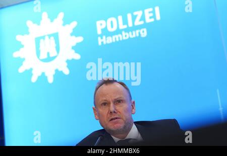 Hamburg, Deutschland. 10th. Februar 2022. Andy Grote (SPD), Senator für Inneres und Sport, Polizeipräsident Ralf Martin Meyer und Mirko Streiber, Leiter des Landeskriminalamtes (LKA), stellen die Kriminalstatistik 2021 in der Polizeizentrale vor. Kredit: Marcus Brandt/dpa/Alamy Live Nachrichten Stockfoto