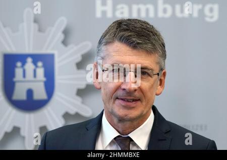 Hamburg, Deutschland. 10th. Februar 2022. Polizeichef Ralf Martin Meyer steht nach der Vorlage der Kriminalstatistik 2021 in der Polizeizentrale vor dem Schriftzug "Polizei Hamburg". Die Kriminalität in Hamburg ist zum sechsten Mal in Folge zurückgegangen. Kredit: Marcus Brandt/dpa/Alamy Live Nachrichten Stockfoto