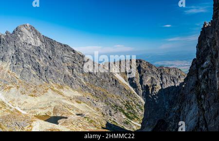 Mala Studena dolina mit wenigen Seen, Teryho chata und Lomnicky Stit Berggipfel oberhalb von Priiecne sedlo in Vysoke Tatry Berge in der Slowakei durin Stockfoto