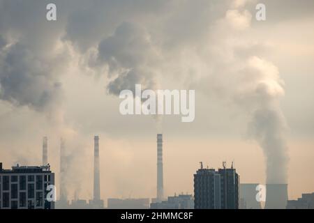 Sofia Bulgarien Osteuropa EU Balkan Rauchschwaden aus dem Sofia East Thermal Power Plant Rauchschornsteine über Wohngebäuden als Verschmutzungskonzept Stockfoto