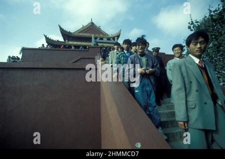 Menschen im Gedächtnistempel an Lord Bao in der Stadt Kaifeng in der Provinz Henan in China. China, Kaifeng, November 1996 Stockfoto