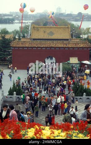 Menschen im Gedächtnistempel an Lord Bao in der Stadt Kaifeng in der Provinz Henan in China. China, Kaifeng, November 1996 Stockfoto