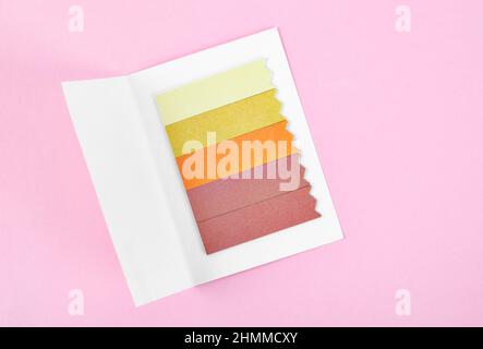 Satz von mehrfarbigen Sticker Papier Index auf rosa Hintergrund. Stockfoto