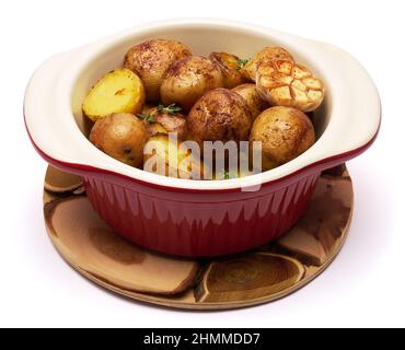 Gebackene Kartoffel in einem Tontopf isoliert auf weißem Hintergrund Stockfoto