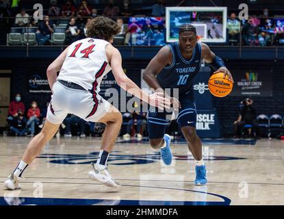 Feb 10 2022 Moraga CA, USA der San Diego-Wächter Marcellus Earlington (10) geht während des NCAA Männer-Basketballspiels zwischen San Diego Toreros und den Saint Mary's Gaels in den Korb. Saint MaryÕs schlug San Diego 86-57 im University Credit Union Pavilion Moraga Calif. Thurman James/CSM Stockfoto