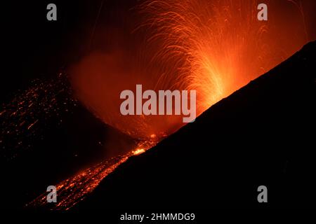 CATANIA, ÄTNA, ITALIEN - 10. februar 2022: Ausbruch des Vulkans Ätna auf Sizilien Credit: Wead/Alamy Live News Stockfoto