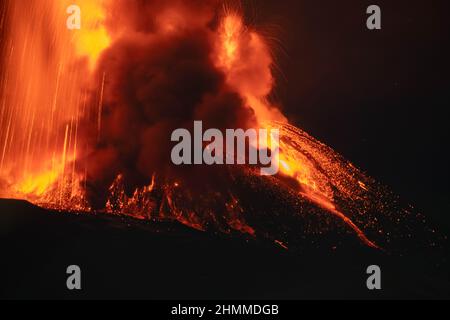 CATANIA, ÄTNA, ITALIEN - 10. februar 2022: Ausbruch des Vulkans Ätna auf Sizilien Credit: Wead/Alamy Live News Stockfoto