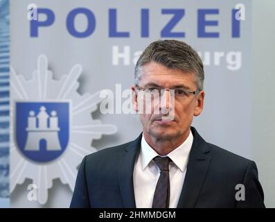 Hamburg, Deutschland. 10th. Februar 2022. Polizeichef Ralf Martin Meyer steht nach der Vorlage der Kriminalstatistik 2021 in der Polizeizentrale vor dem Schriftzug "Polizei Hamburg". Die Kriminalität in Hamburg ist zum sechsten Mal in Folge zurückgegangen. Die Zahl der registrierten Verbrechen ist im vergangenen Jahr um acht Prozent auf 186.403 gesunken, so die neue Kriminalitätsstatistik der Polizei. Kredit: Marcus Brandt/dpa/Alamy Live Nachrichten Stockfoto