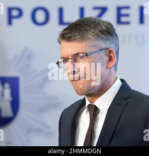 Hamburg, Deutschland. 10th. Februar 2022. Polizeichef Ralf Martin Meyer steht nach der Vorlage der Kriminalstatistik 2021 in der Polizeizentrale vor dem Schriftzug "Polizei Hamburg". Die Kriminalität in Hamburg ist zum sechsten Mal in Folge zurückgegangen. Die Zahl der registrierten Verbrechen ist im vergangenen Jahr um acht Prozent auf 186.403 gesunken, so die neue Kriminalitätsstatistik der Polizei. Kredit: Marcus Brandt/dpa/Alamy Live Nachrichten Stockfoto