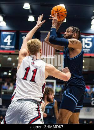 Feb 10 2022 Moraga CA, USA San Diego Stürmer Terrell Brown (21) schießt den Ball während des NCAA Männer Basketballspiels zwischen San Diego Toreros und den Saint Mary's Gaels. Saint MaryÕs schlug San Diego 86-57 im University Credit Union Pavilion Moraga Calif. Thurman James/CSM Stockfoto