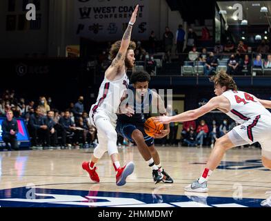 Feb 10 2022 Moraga CA, USA der San Diego-Wächter Jase Townsend (1) fährt während des NCAA Männer-Basketballspiels zwischen San Diego Toreros und den Saint Mary's Gaels zum Reifen. Saint MaryÕs schlug San Diego 86-57 im University Credit Union Pavilion Moraga Calif. Thurman James/CSM Stockfoto