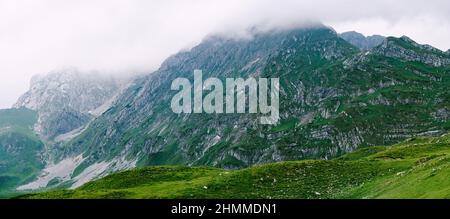 Nebel über Bergen und Ebenen im Durmitor National Park Stockfoto