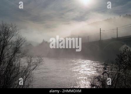 Nebel über dem Fluss Lot, Cahors, Departement Lot, Frankreich Stockfoto